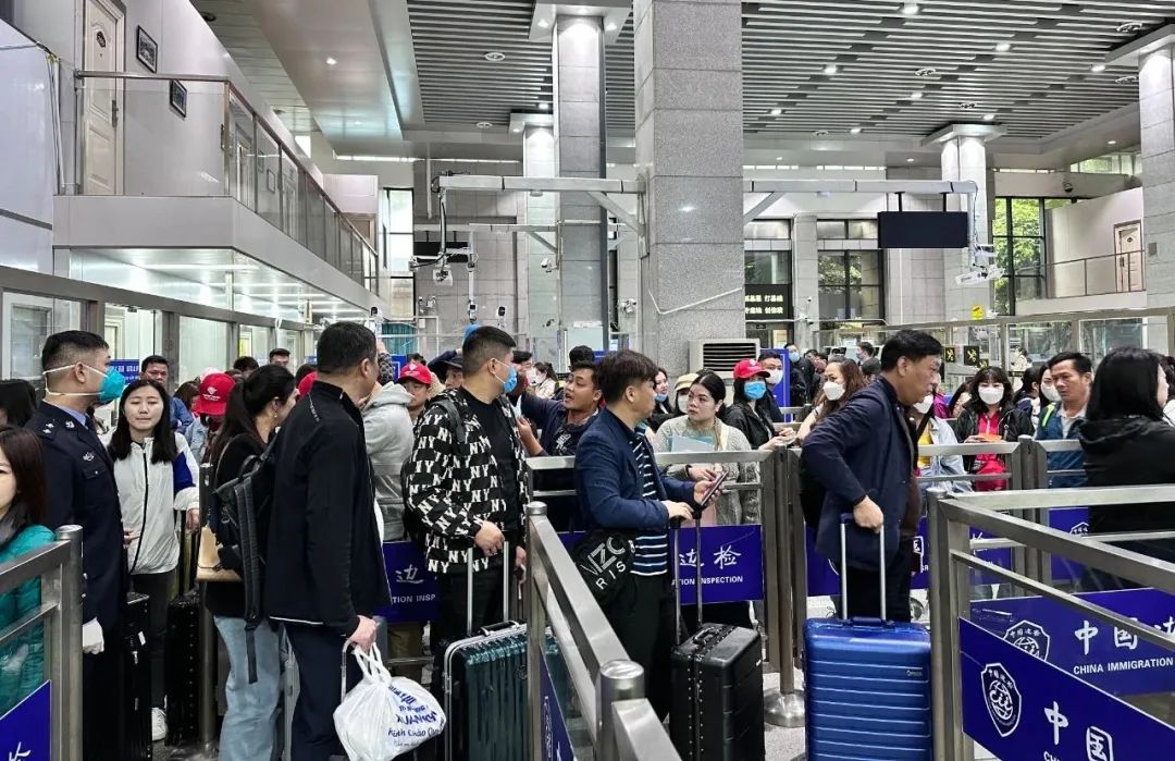外国人入境团队旅游业务恢复 多个越南旅游团经凭祥友谊关口岸入境